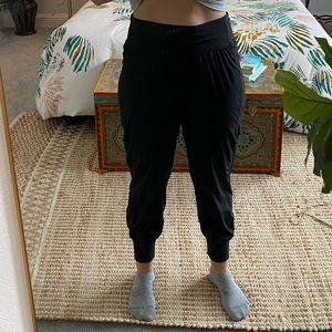 Black LuLuLemon joggers